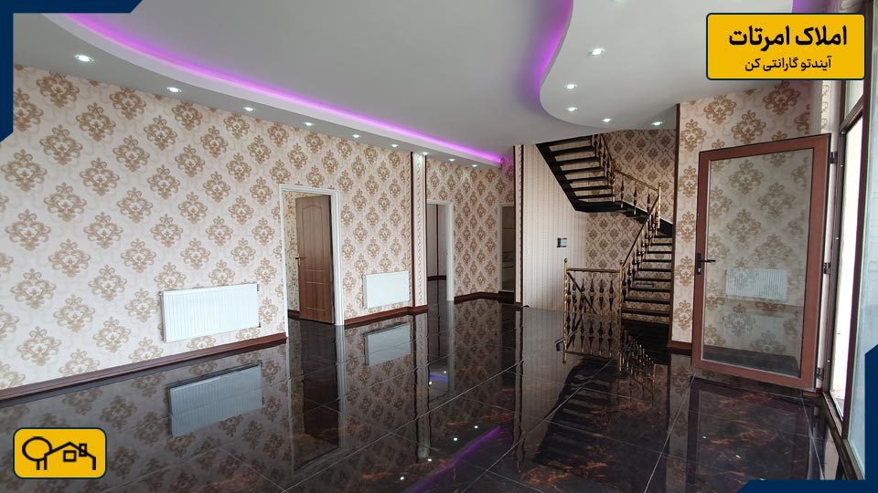 ویلا دوبلکس و شبک با دیوارهای تزیین شده توسط کاغذ دیواری و پلکان داخل خانه